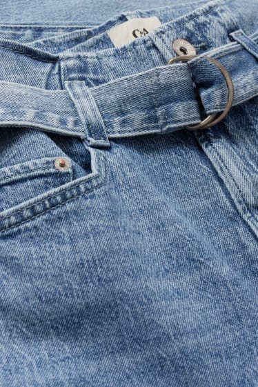 Damen - Mom Jeans mit Gürtel - High Waist - LYCRA® - helljeansblau