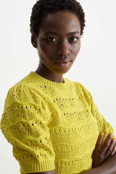 Femei - Pulover tricotat - mânecă scurtă - galben