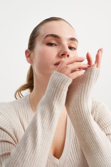 Femmes - Pullover basique à col V - matière côtelée - beige clair