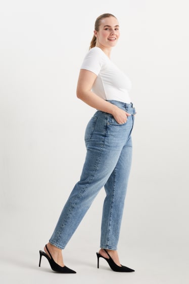 Damen - Mom Jeans mit Gürtel - High Waist - LYCRA® - helljeansblau