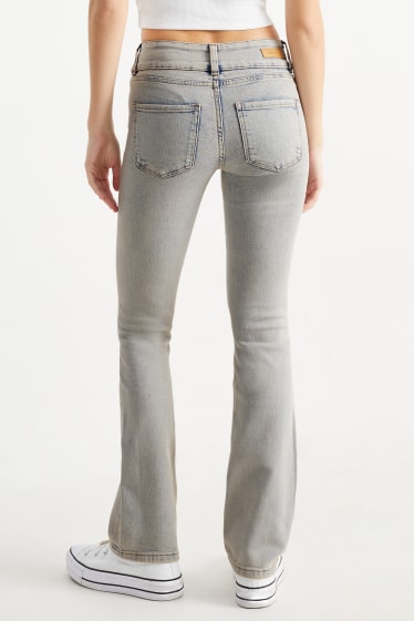 Tieners & jongvolwassenen - CLOCKHOUSE - bootcut jeans - low waist - LYCRA® - jeanslichtgrijs