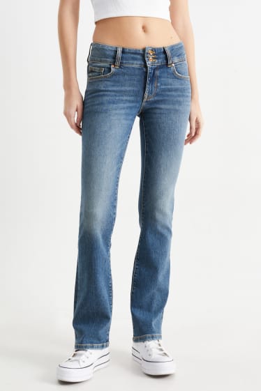 Tieners & jongvolwassenen - CLOCKHOUSE - bootcut jeans - low waist - LYCRA® - jeansblauw