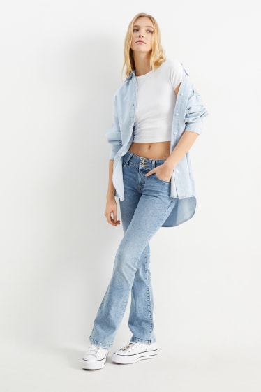 Tieners & jongvolwassenen - CLOCKHOUSE - bootcut jeans - low waist - LYCRA® - jeanslichtblauw