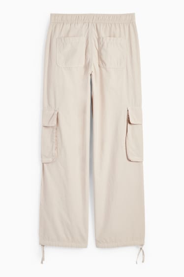 Jóvenes - CLOCKHOUSE - pantalón cargo - mid waist - relaxed fit - beige claro