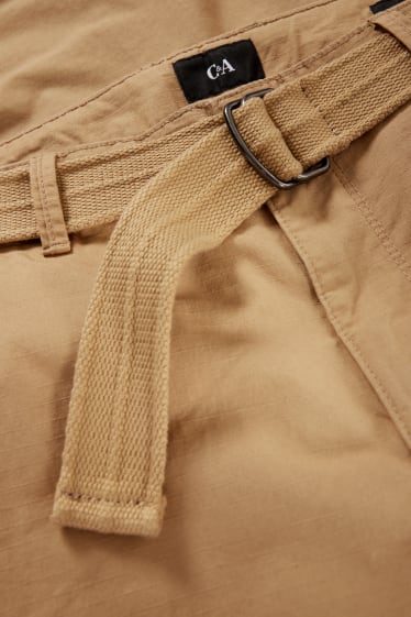 Home - Pantalons curts cargo amb cinturó - marró clar