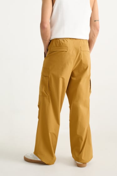 Mężczyźni - Spodnie spadochronowe - regular fit - brązowy