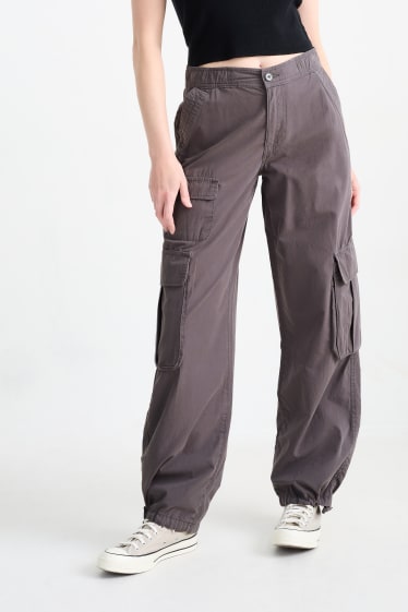 Ados & jeunes adultes - CLOCKHOUSE - pantalon cargo - mid waist - relaxed fit - gris foncé