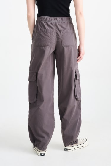 Ados & jeunes adultes - CLOCKHOUSE - pantalon cargo - mid waist - relaxed fit - gris foncé