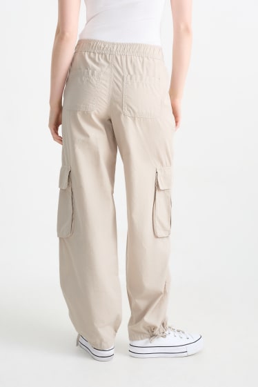 Jóvenes - CLOCKHOUSE - pantalón cargo - mid waist - relaxed fit - beige claro