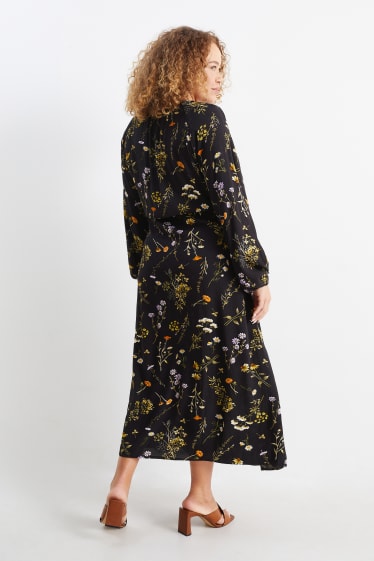 Dámské - Viskózové šaty s výstřihem ve tvaru V - s květinovým vzorem - černá