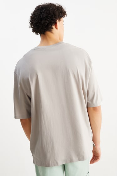 Mężczyźni - T-shirt oversize - jasny beż