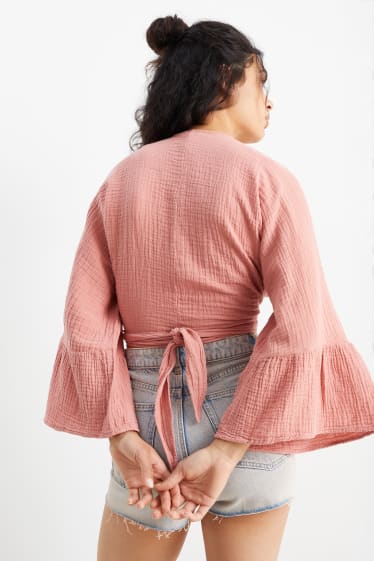 Women - Cropped muslin blouse - dark rose