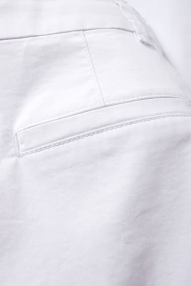 Women - Basic Bermuda shorts - mid-rise waist - white