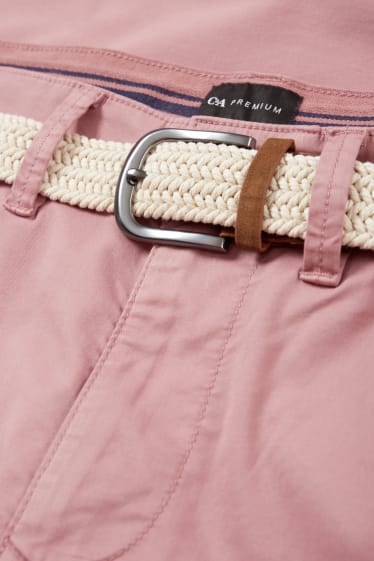 Pánské - Kalhoty chino s páskem - regular fit - tmavě růžová