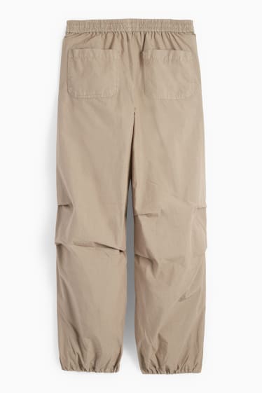 Dona - CLOCKHOUSE - pantalons de tela - mid waist - straight fit - marró clar