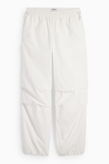 Kobiety - CLOCKHOUSE - spodnie materiałowe - średni stan - straight fit - biały