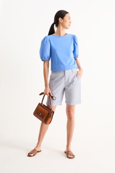 Women - Basic Bermuda shorts - mid-rise waist - light blue