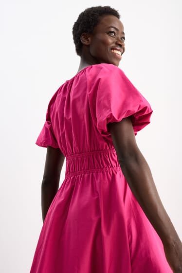 Dámské - Áčkové šaty s výstřihem ve tvaru V - tmavě růžová