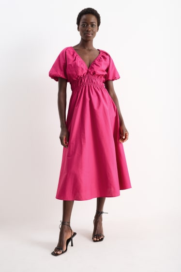 Dámské - Áčkové šaty s výstřihem ve tvaru V - tmavě růžová