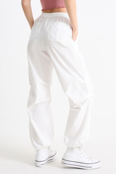 Femmes - CLOCKHOUSE - pantalon en toile - mid waist - straight fit - blanc