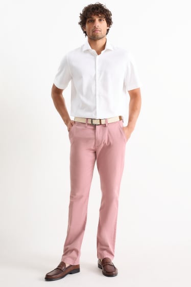 Pánské - Kalhoty chino s páskem - regular fit - tmavě růžová