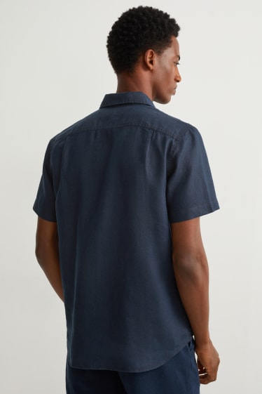Home - Camisa de lli - regular fit - coll kent - blau fosc