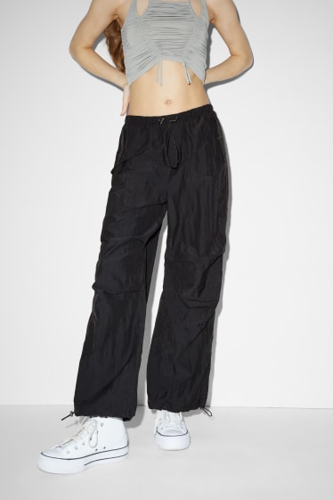 Dames - CLOCKHOUSE - parachutebroek - mid waist - straight fit - zwart