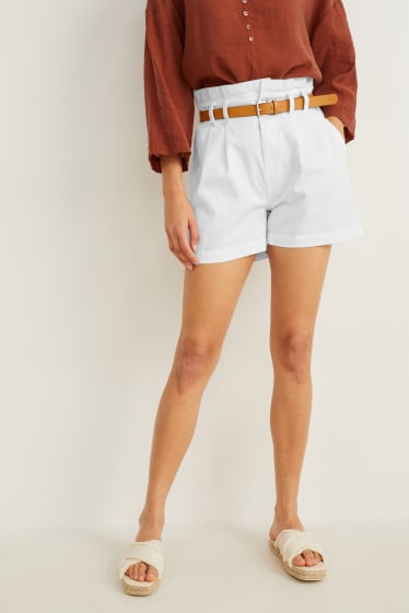Dámské - Šortky s páskem - high waist - bílá