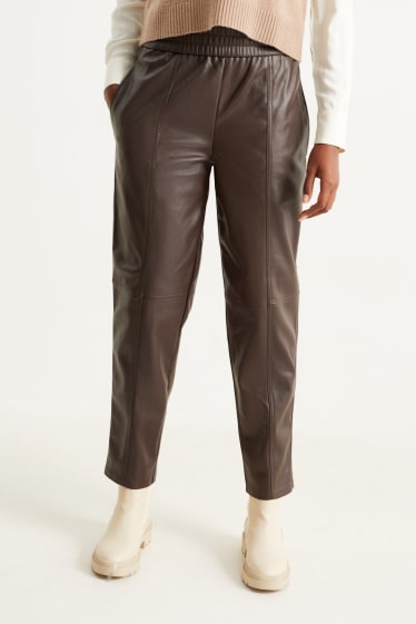 Kobiety - Spodnie - wysoki stan - tapered fit - imitacja skóry - ciemnobrązowy