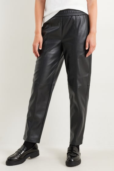 Mujer - Pantalón - high waist - tapered fit - polipiel - negro