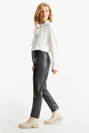 Dona - Pantalons - tapered fit - pell sintètica - negre