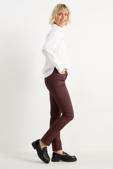 Femei - Slim jeans - talie medie - vișiniu