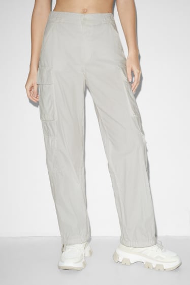 Women - CLOCKHOUSE - cargo trousers - mid-rise waist - relaxed fit - white