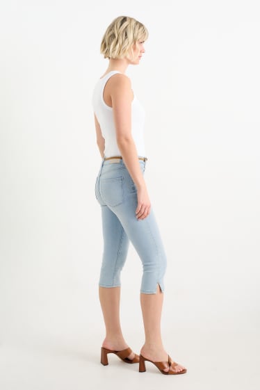 Damen - Capri Jeans mit Gürtel - Mid Waist - helljeansblau