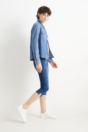 Damen - Capri Jeans mit Gürtel - Mid Waist - LYCRA® - helljeansblau