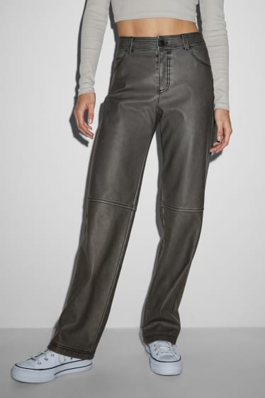 Dona - Pantalons - mid waist - straight fit - pell sintètica - texà gris fosc