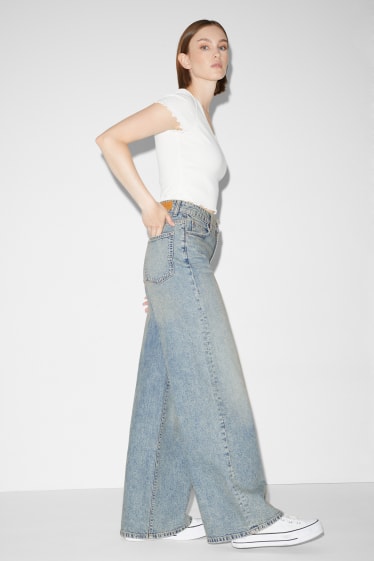 Femmes - CLOCKHOUSE - jean à jambe évasée - high waist - jean bleu clair