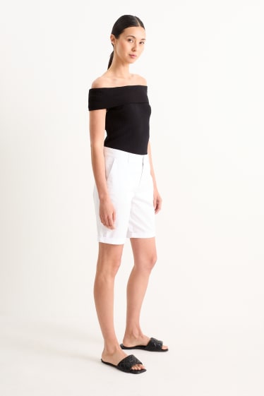 Women - Basic Bermuda shorts - mid-rise waist - white