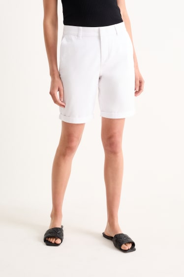 Women - Basic Bermuda shorts - mid-rise waist - white