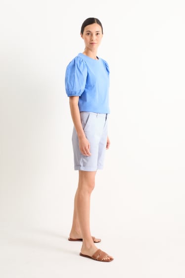 Women - Basic Bermuda shorts - mid-rise waist - light blue