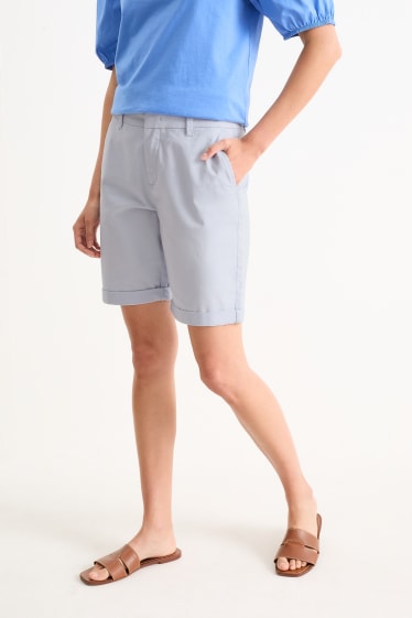 Women - Basic Bermuda shorts - mid-rise waist - light blue