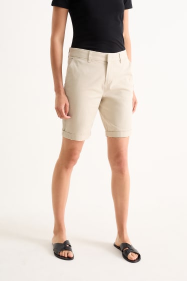 Women - Basic Bermuda shorts - mid-rise waist - light beige