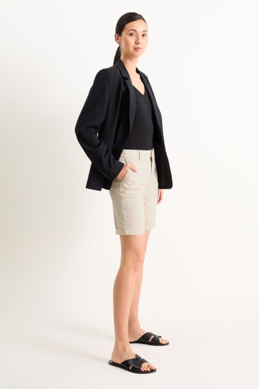 Women - Basic Bermuda shorts - mid-rise waist - light beige