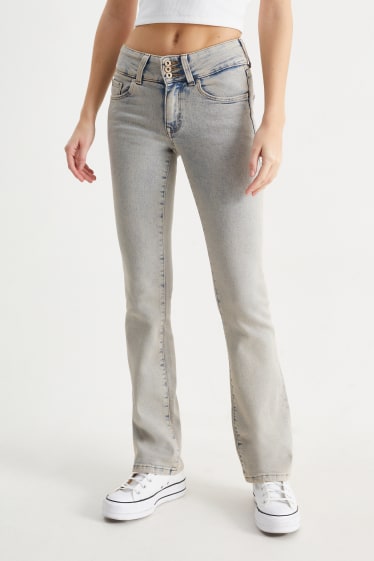 Dospívající a mladí - CLOCKHOUSE - bootcut jeans - low waist - LYCRA® - džíny - světle šedé