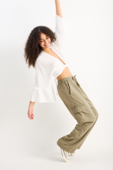 Dona - CLOCKHOUSE - pantalons cargo - mid waist - wide leg - verd