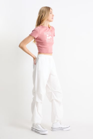 Kobiety - CLOCKHOUSE - spodnie materiałowe - średni stan - straight fit - biały