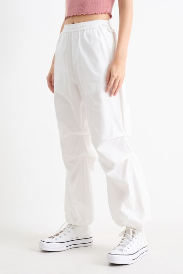 Women - CLOCKHOUSE - cloth trousers - mid-rise waist - straight fit - white