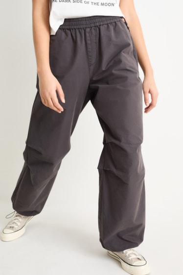 Kobiety - CLOCKHOUSE - spodnie materiałowe - średni stan - straight fit - ciemnoszary