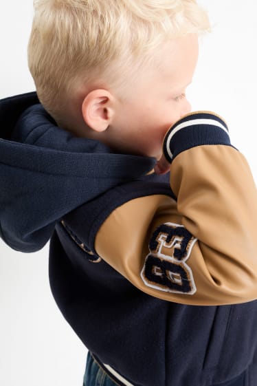 Kinderen: jongens - Fleece collegejas met capuchon - blauw / beige