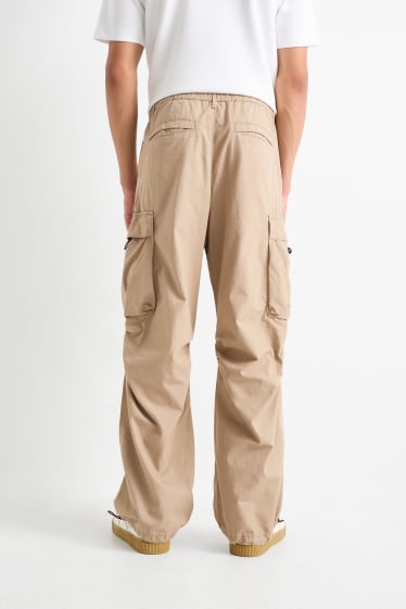 Mężczyźni - Spodnie spadochronowe - beżowy